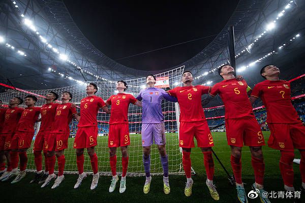 (一-)艺术家父亲大卫《犹在镜中》是赤棵的，每种缺陷都暴露无遗，这一点尤其明显地表现于挣扎在角色中的人物大卫身上，他精彩地发起了一场自律与自我批评的示威运动。